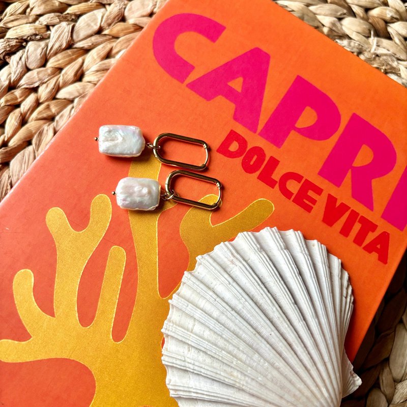 PURA - Huggie hoops with keshi pearls