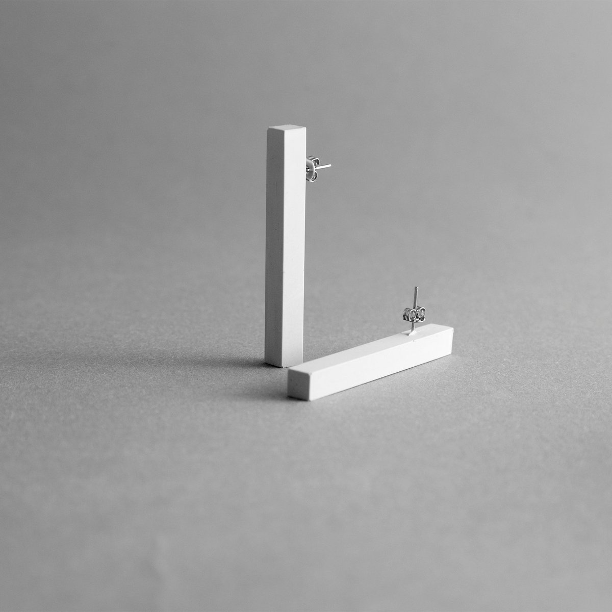 SÄULEN-OHRRINGE – GRAU – Minimaler Schmuck, handgefertigt aus Jesmonit