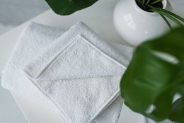 Asciugamano per il viso in spugna di canapa di colore bianco