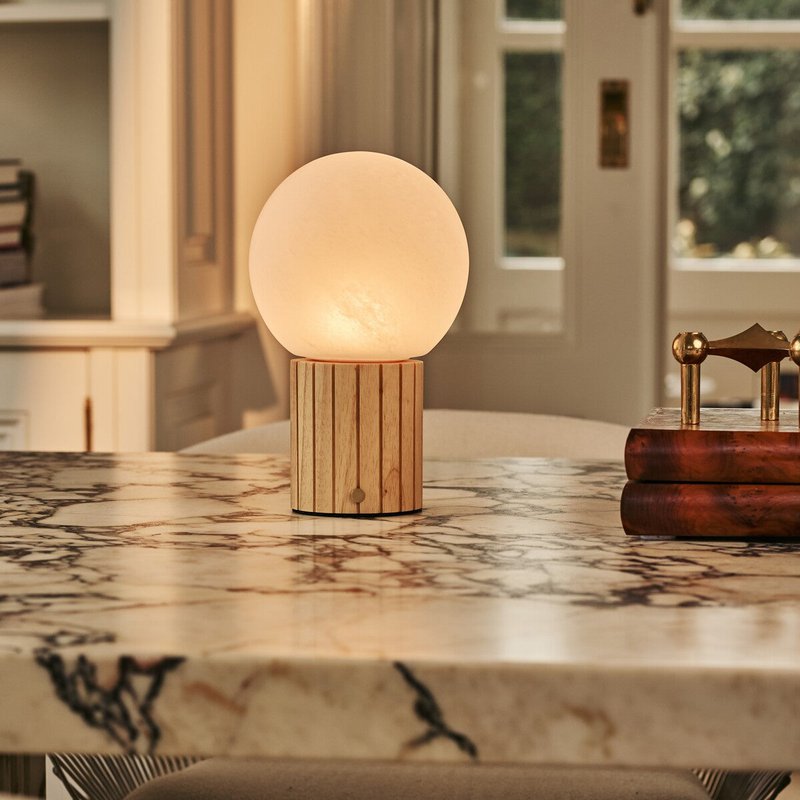 Nadine lysebrun genopladelig bordlampe