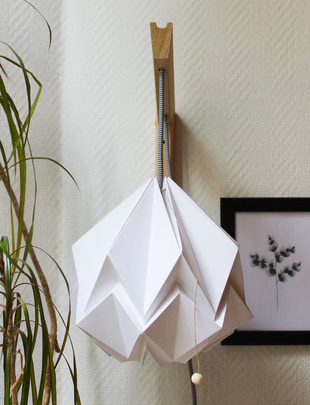 Drewniana lampa ścienna i zawieszenie Origami Design z papieru