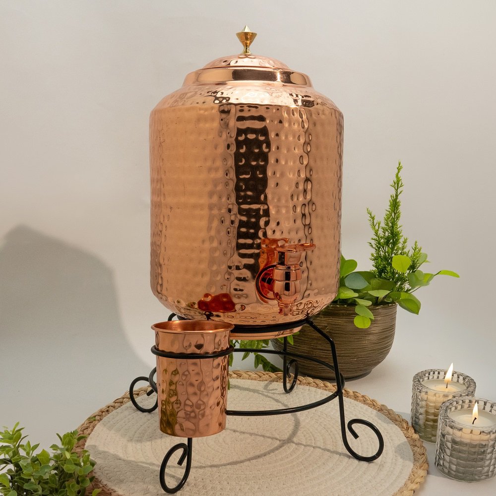 Puur koperen watertank ± 11 liter met standaard en 1 beker gehamerd