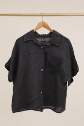 Camicia con un riferimento di fiori di lino. 20341