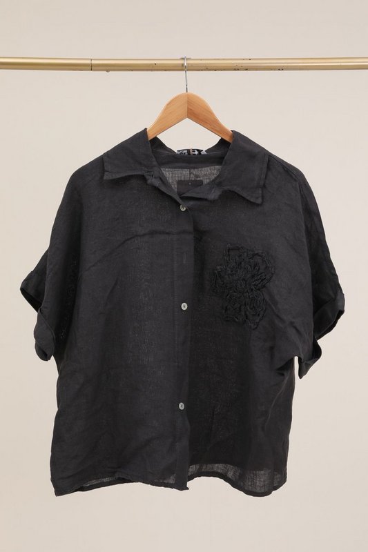 Camicia con un riferimento di fiori di lino. 20341