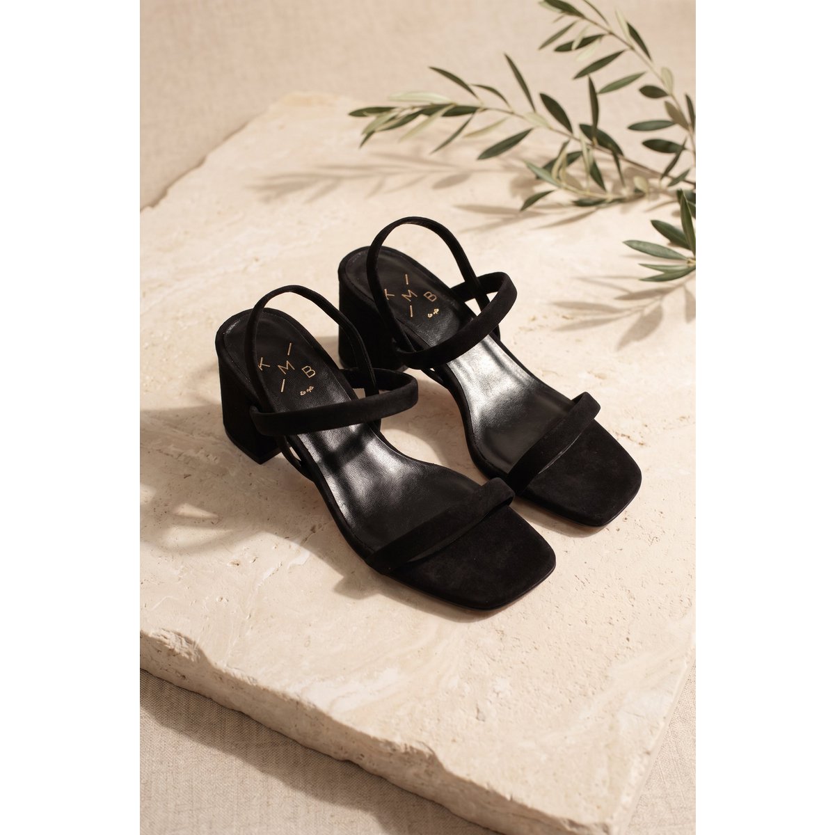 POPPY BLACK – Suède sandalen met blokhak
