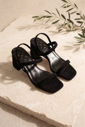 POPPY BLACK – Suède sandalen met blokhak