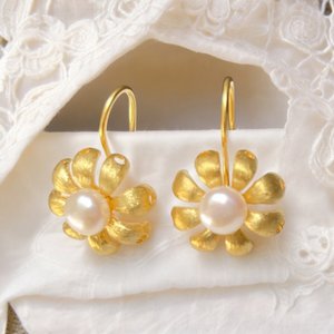 Botanical earrings made of 925 sterling silver - matt, with freshwater pearl and 18K gold plating OHR925-138
