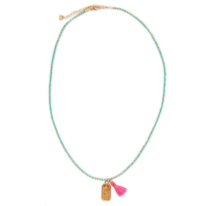Ketting gypsy amulet in the ground
