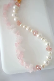 "Rose Babe" | Rozenkwarts en zoetwaterparels Duo telefoonkoord