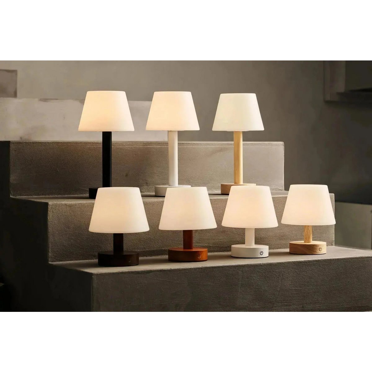 Lampada da tavolo ricaricabile Teddy in legno nero