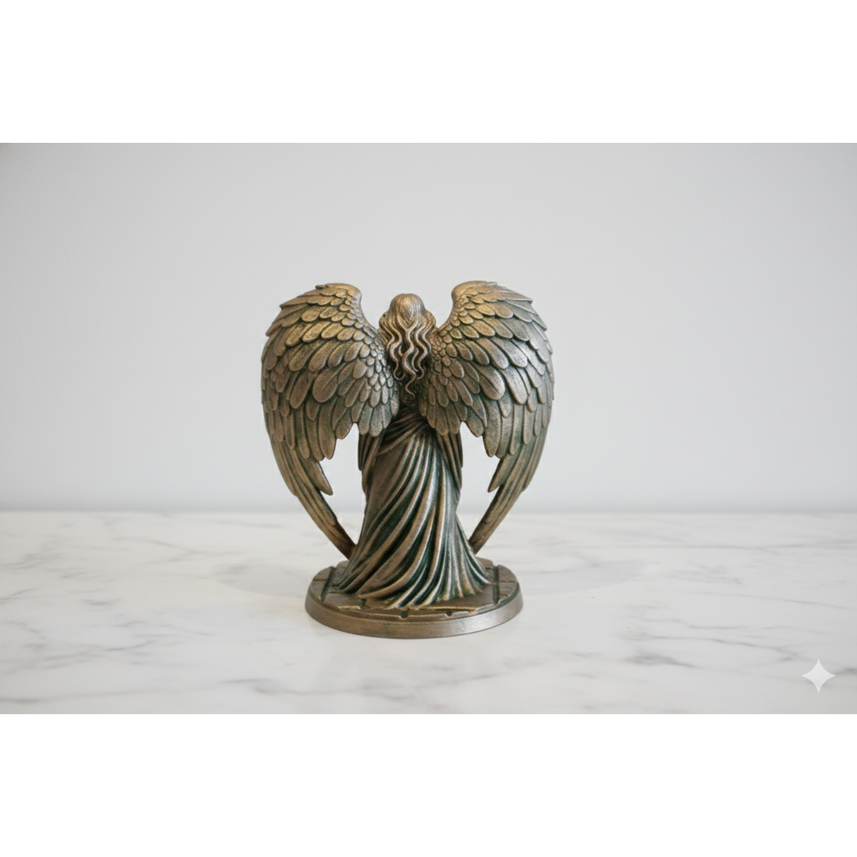 Sculpture d’ange avec cœur – peinte à la main