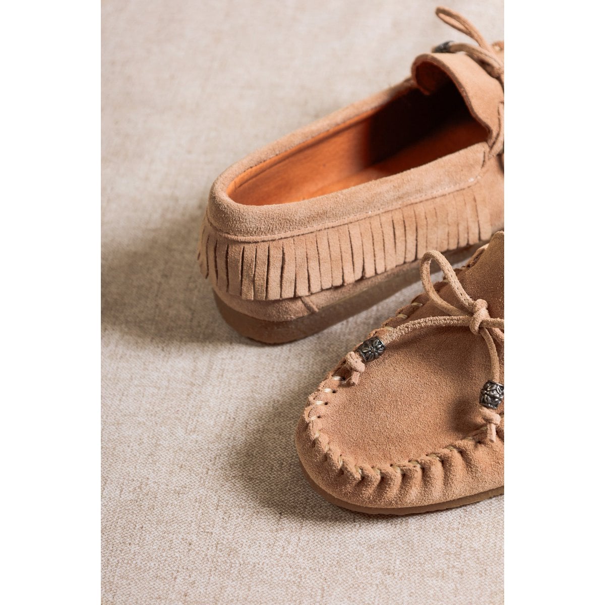 BINITA BEIGE – Wildleder-Mokassins im Kiowa-Stil mit Fransendetail