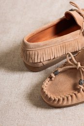 BINITA BEIGE – Wildleder-Mokassins im Kiowa-Stil mit Fransendetail