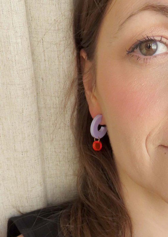 Silva hoop earrings made of acrylic and stainless steel in lilac and neon orange