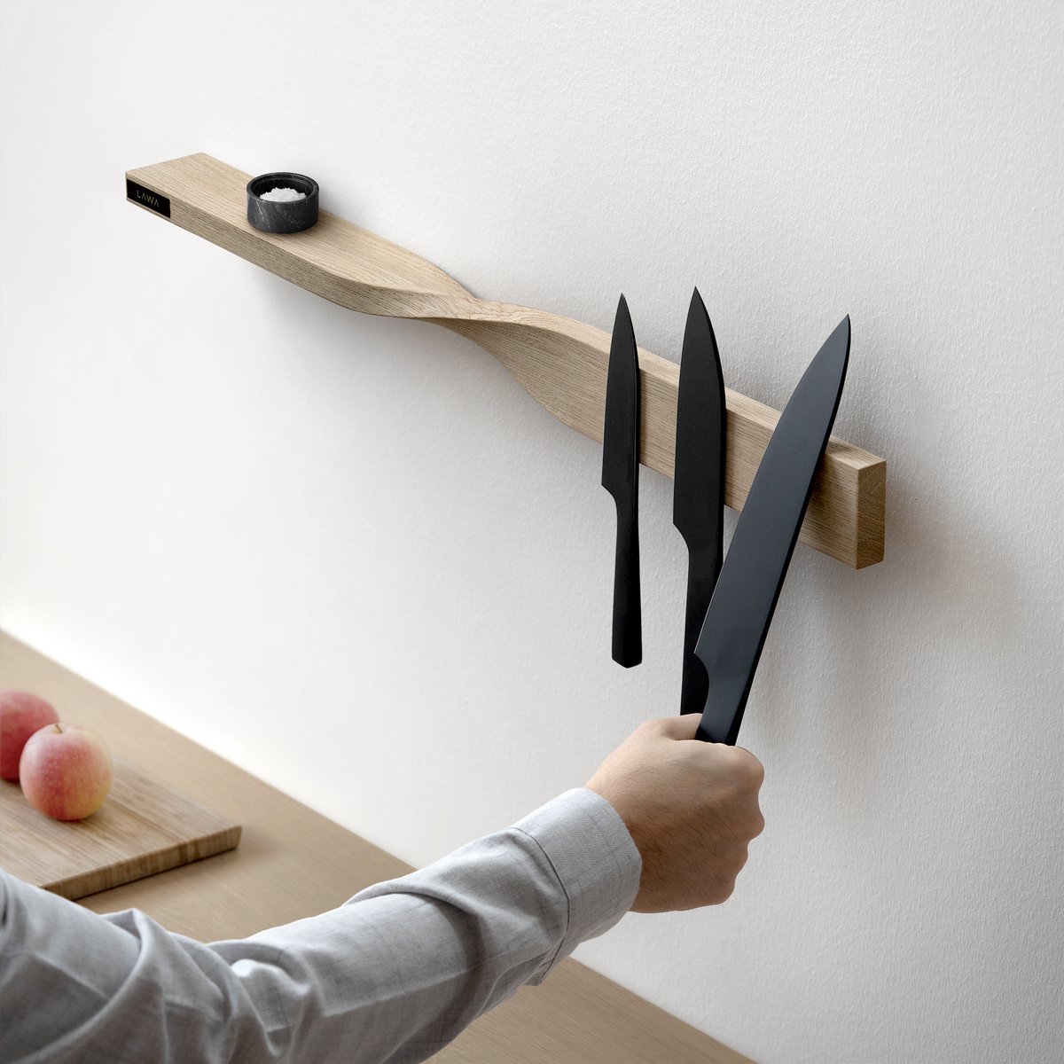 Magnetic Twist Shelf in Oak