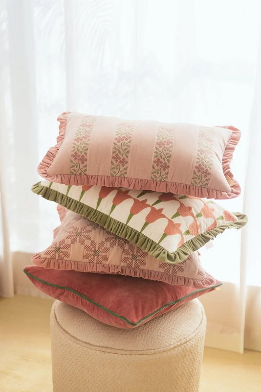 Kussenhoes | Heather Baby Pink Cross Stitch langwerpige kussenhoes van Sanctuary Living