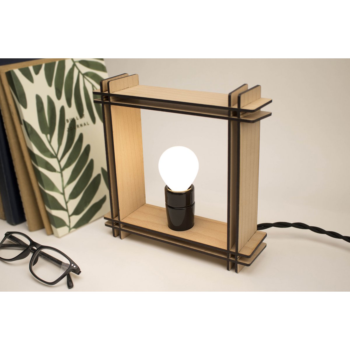 Hashtag LAMPE Nr. 1 firkantet bøg – Minimalistisk dæmpbar bordlampe – julegave