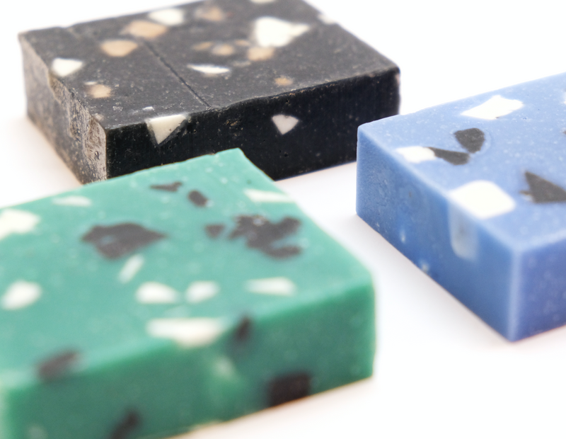 Handgefertigtes Seifenstück bluestone