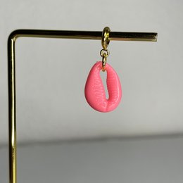 Pink cowrie shell smartphone case with gold-tone hardware.
