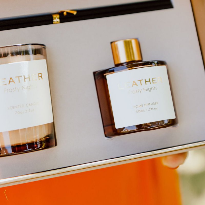 Frosty Nights Leather Feel Gift Pack: Duftlys og duftpinde