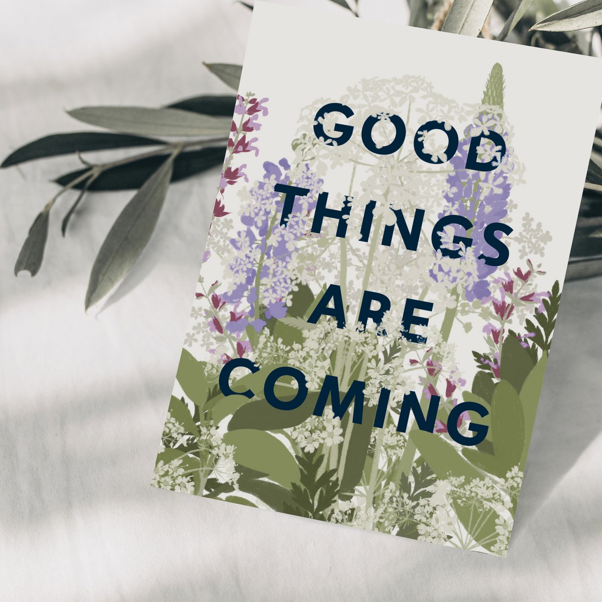 Postkarte 'good things are coming' mit lila Wildblumen
