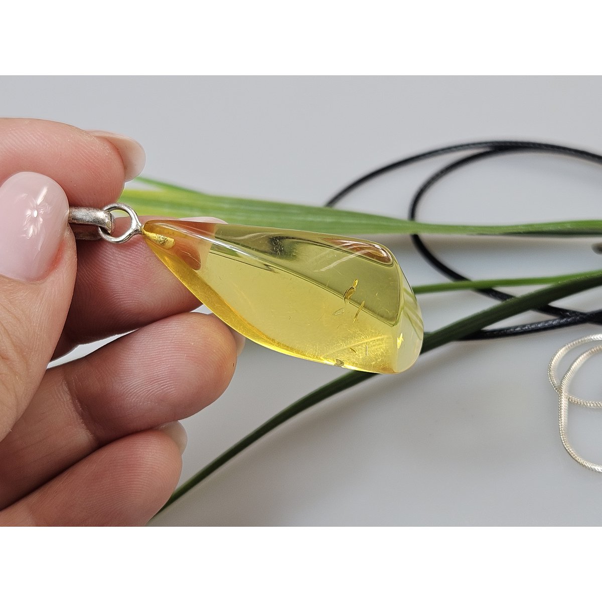 Bernsteinanhänger. Gelber Bernstein. Zertifizierter Bernsteinschmuck. Bernstein-Cabochon. Bernsteinanhänger aus Sterlingsilber