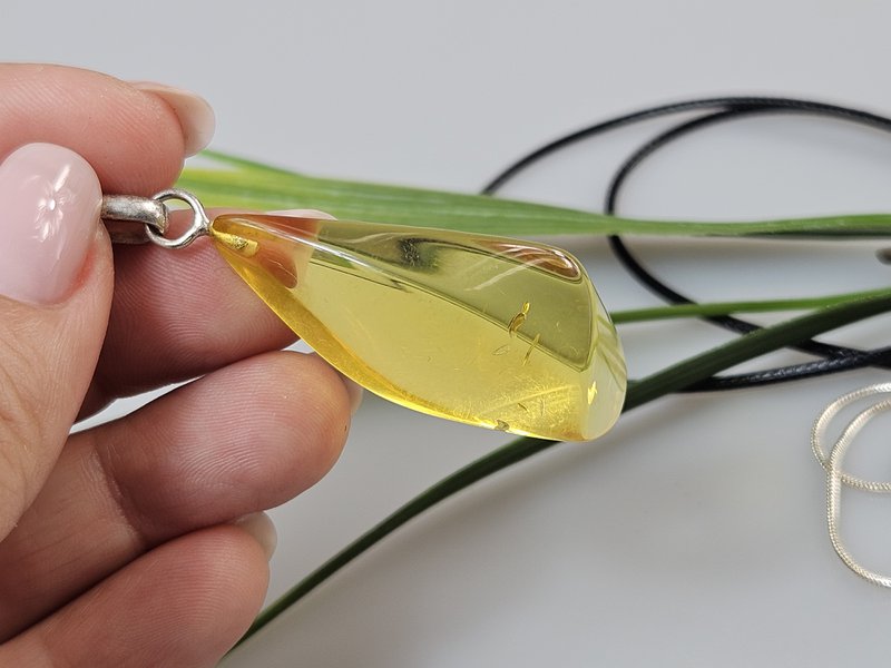 Colgante de ámbar. Ámbar amarillo. Joyas de ámbar certificadas. Cabujón de ámbar. Colgante de ámbar de plata de ley