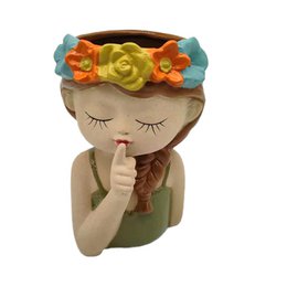 Ragazza in vaso di ceramica con ghirlanda di fiori