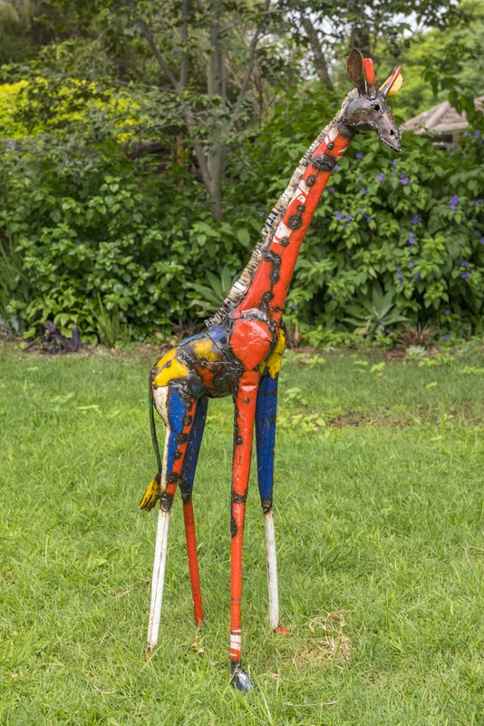 Scultura giraffa colorata in metallo fatta a mano - 1,2 M