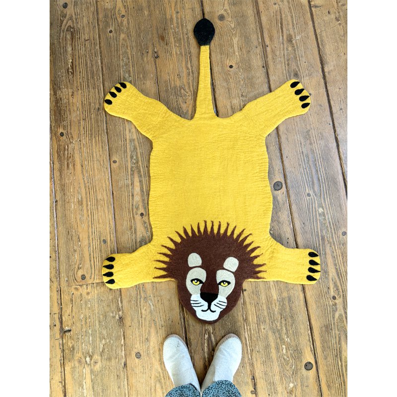 León de alfombra