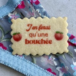 Box of personalized biscuits with the theme "Croque moi!"