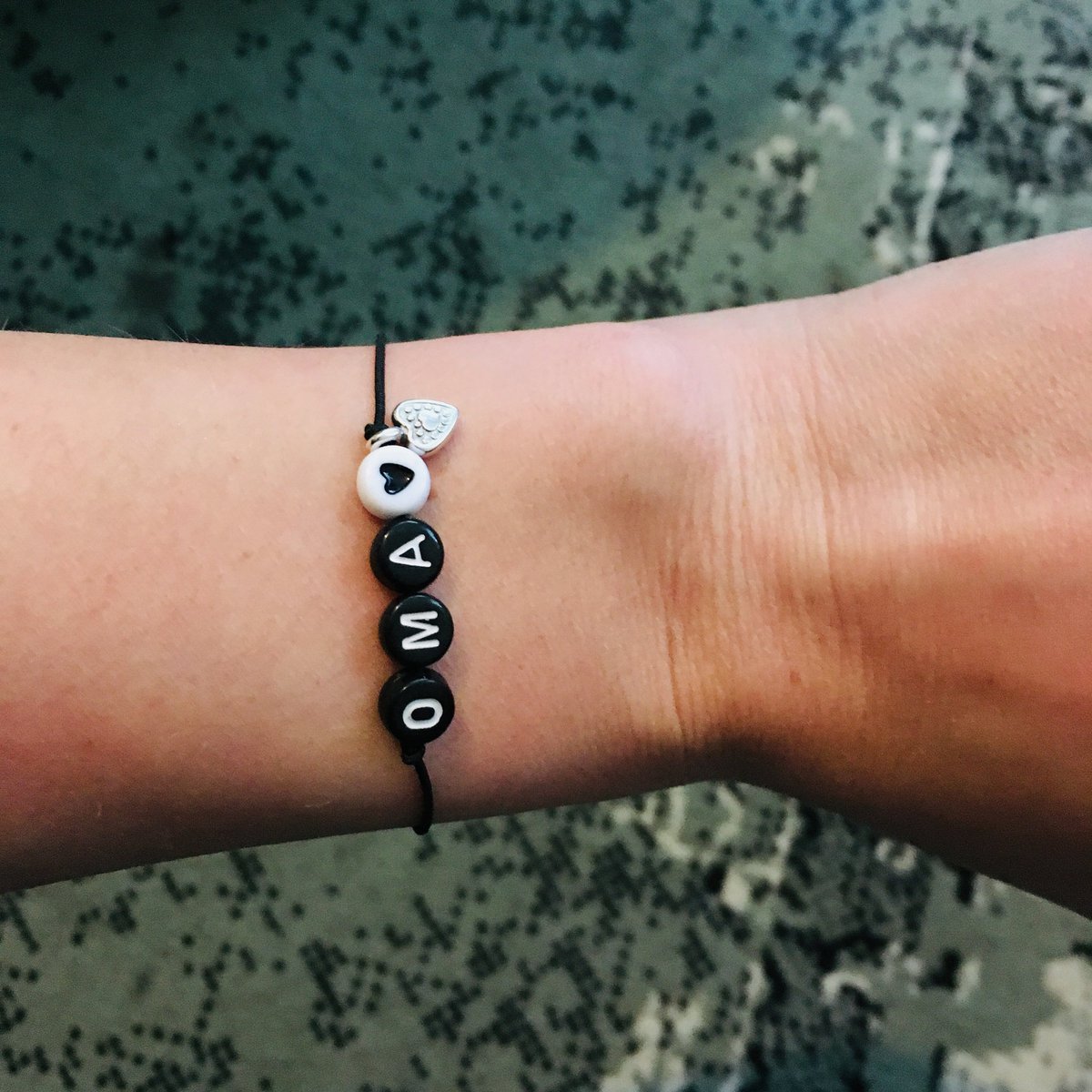 Armband Oma Schwarz und Weiß mit Charme