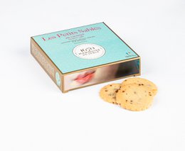 Shortbread cookies with salted butter caramel chips in a 100g cardboard box. Rectangular-shaped cookies with a golden-brown color and visible caramel chips.