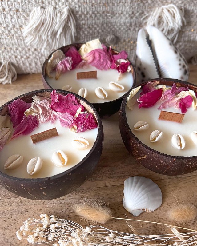 Candela al cocco e petali di peonia Profumo Monoï Rosé