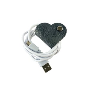 K0039FB | Made in Italy hartvormige kabelhaspel van echt volnerf leer, generfd dollar - Grijze kleur - Afmetingen: 5 x 8 x 0,5 cm - Verpakking: stijve bodem/deksel Geschenkdoos