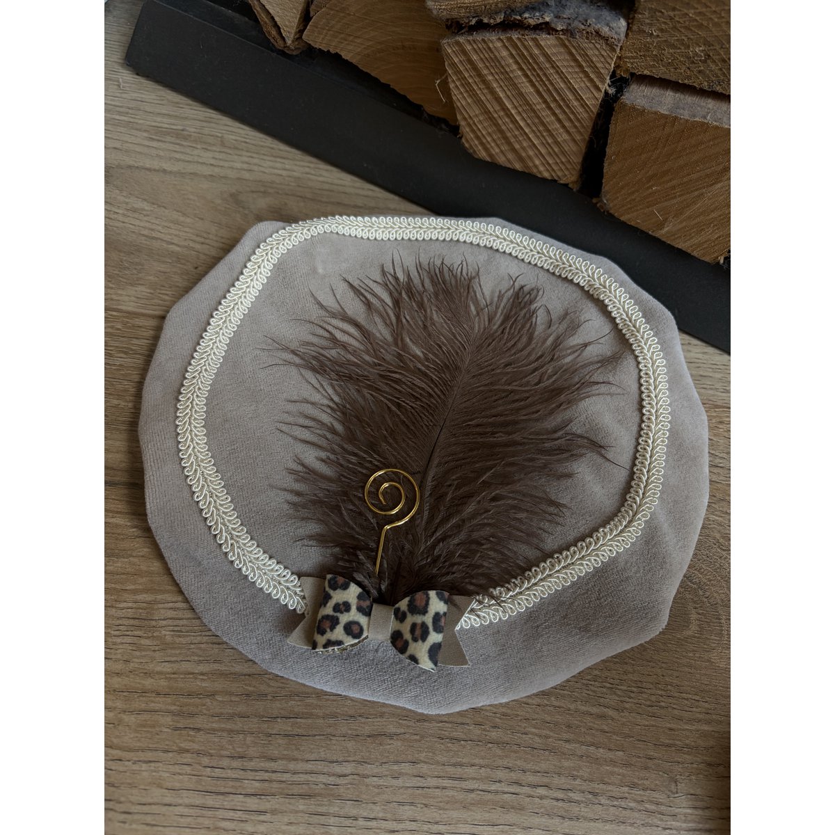Pete-Hut – Beige mit Tiger-Print-Schleife