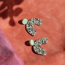 Pendientes llamativos con arco de lunares en color gris