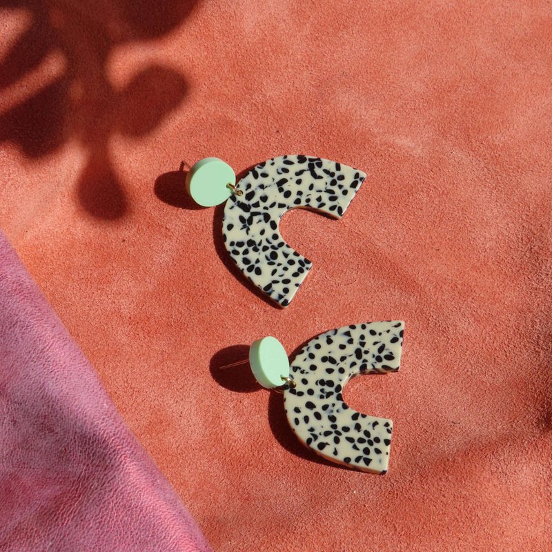 Pendientes llamativos con arco de lunares en color gris