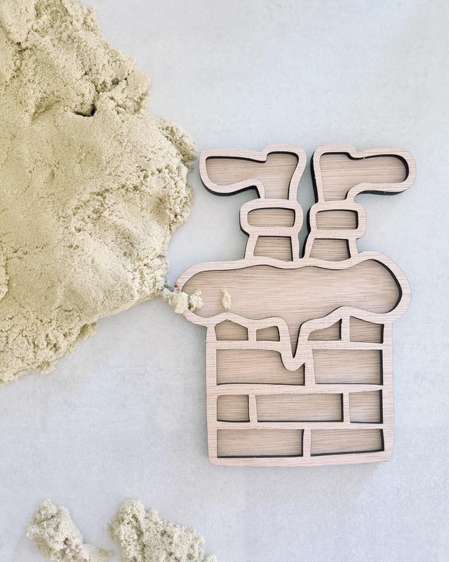 Wooden play tray · Piet in chimney