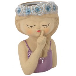 Dziewczyna w wazonie ceramicznym z wieńcem kwiatowym