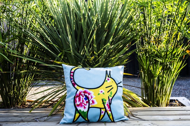 Kissen Flower Cat von Ami Imaginaire