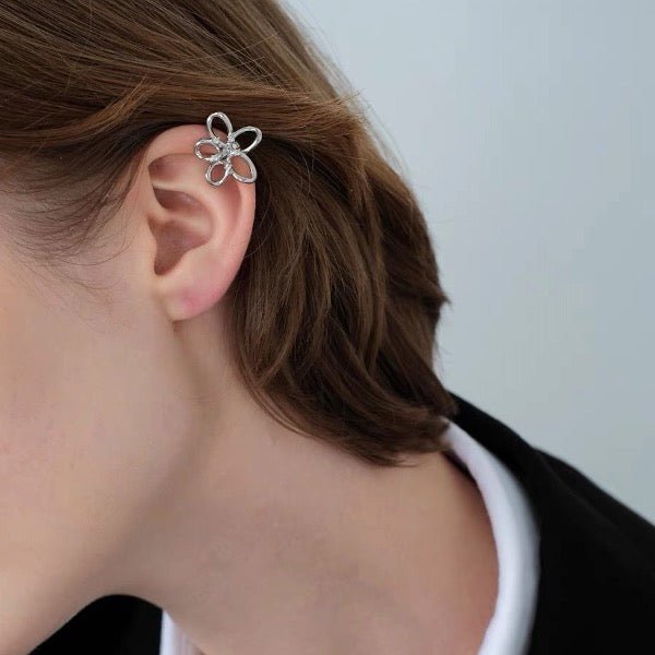 Elegante polsino per orecchie con fiore scintillante: pezzo unico
