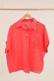 Camicia con un riferimento di fiori di lino. 20341