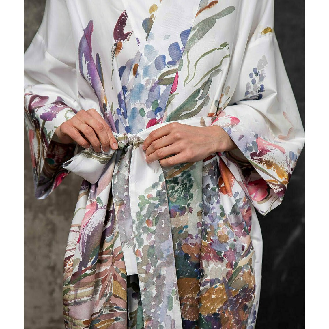 Satin-Robe-Kimono Irises von Kmieliauskaite