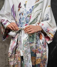 Satin-Robe-Kimono Irises von Kmieliauskaite