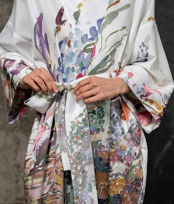 Satin-Robe-Kimono Irises von Kmieliauskaite
