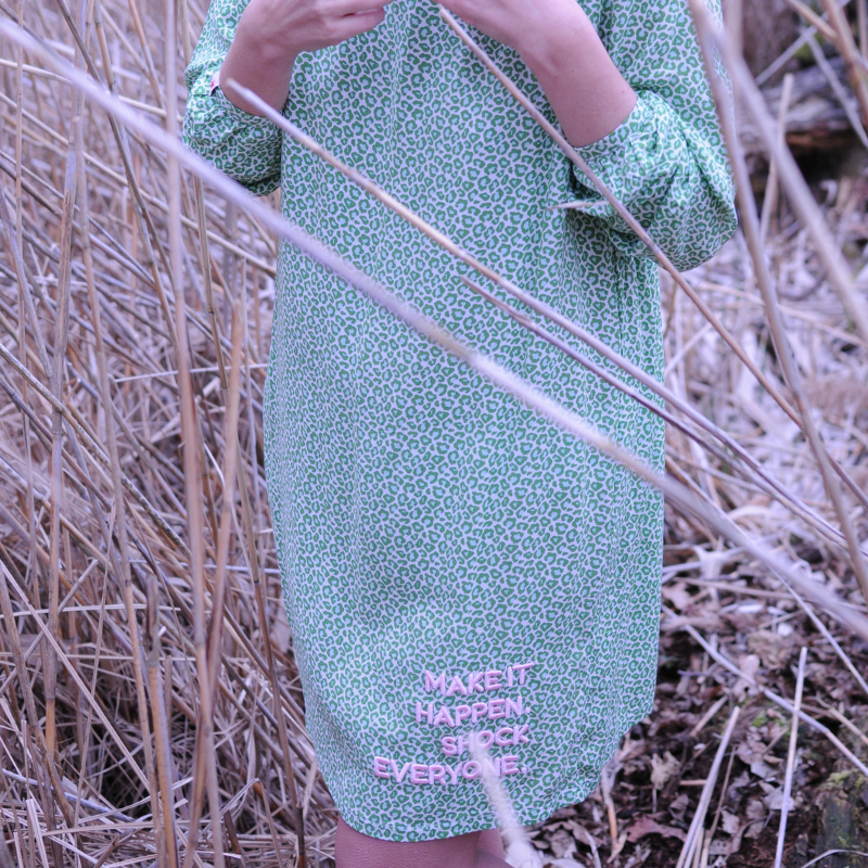 Zomerjurk %23WildBandita GROEN Leo-print viscose %23StatementFashion "The Message Dress"
