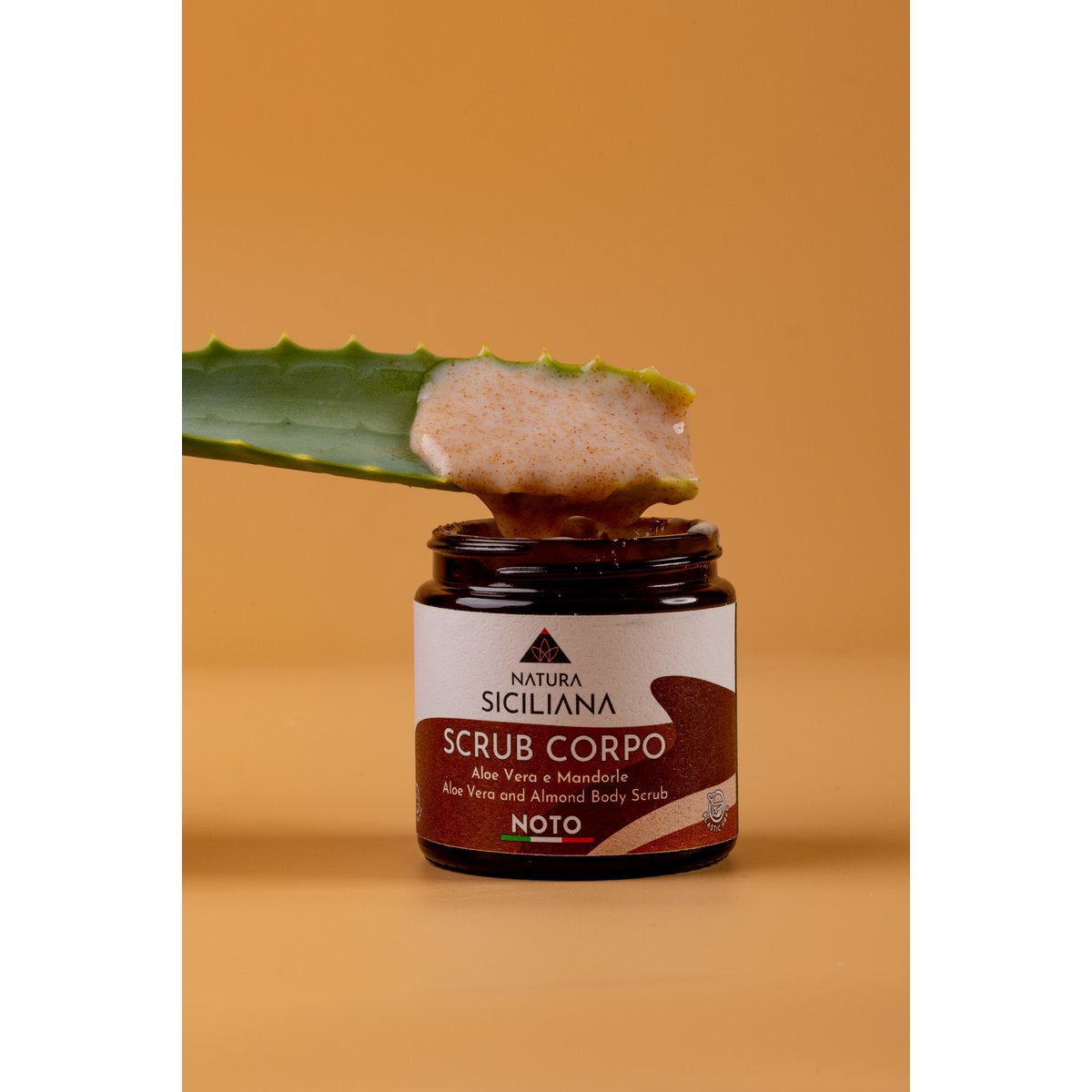 Regenerierendes Körperpeeling mit Aloe- und Mandelgranulat