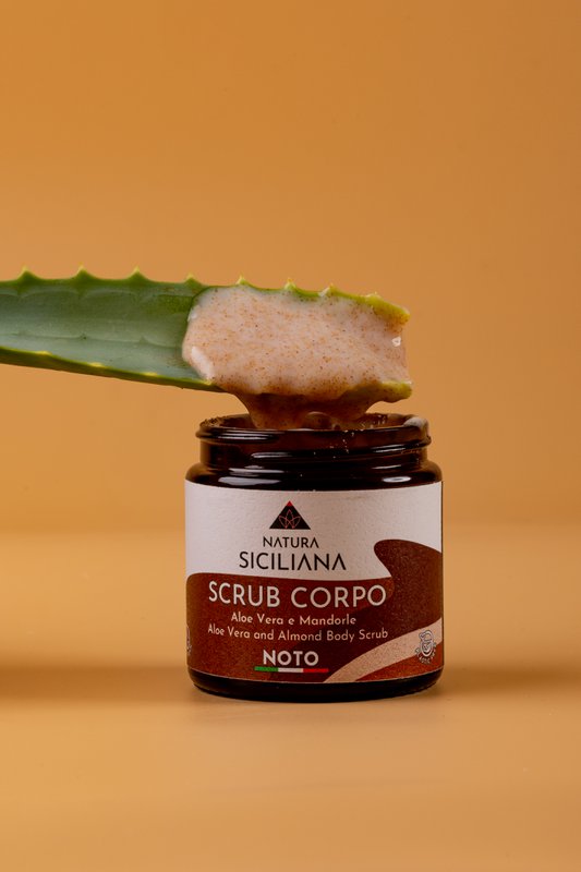 Regenerierendes Körperpeeling mit Aloe- und Mandelgranulat