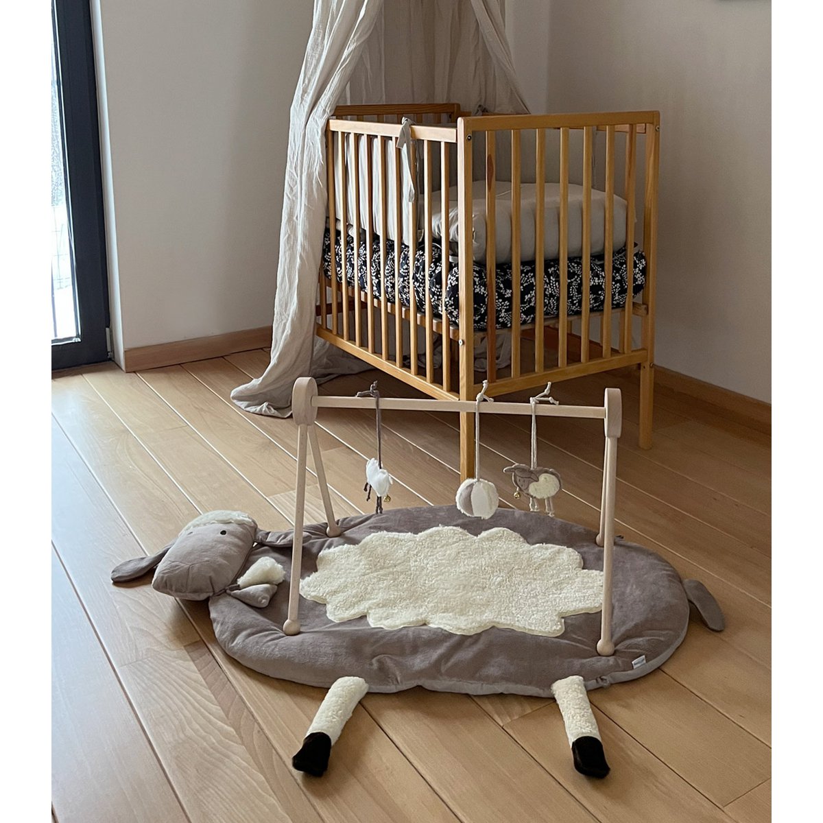 Schaap - houten educatieve babygymstandaard + interactieve mat